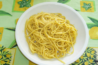 Spaghetti noci e pinoli