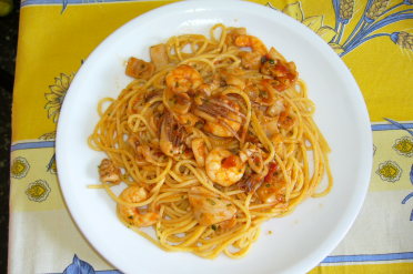 Spaghetti seppie,calamari e gamberi